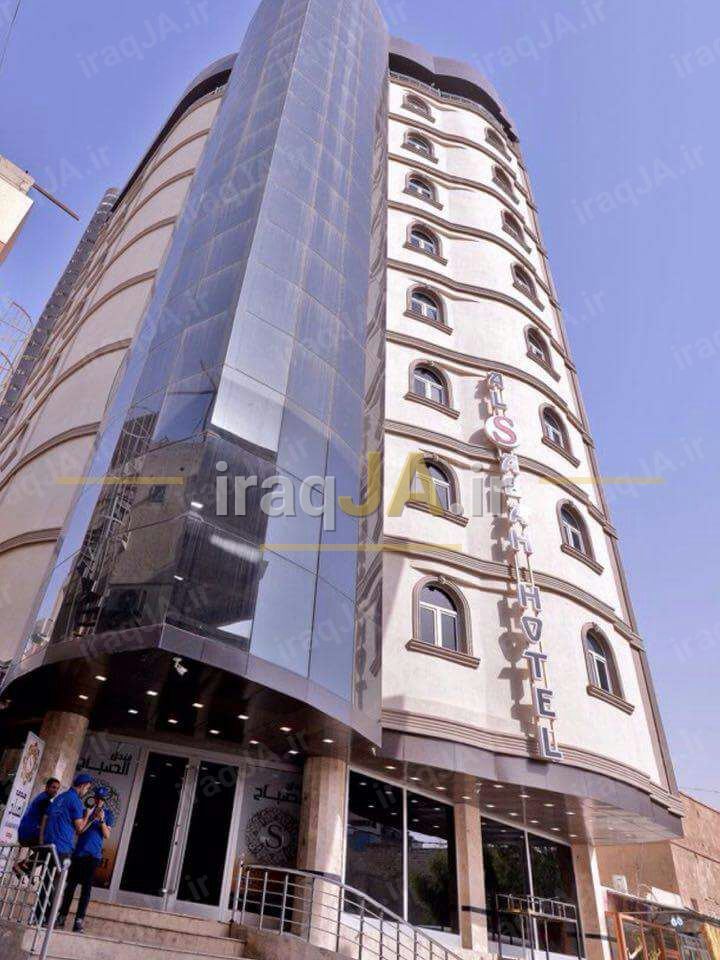برجِ هتل صباح با نمای شیشه‌ای و حروفِ نامِ هتل روی بدنه